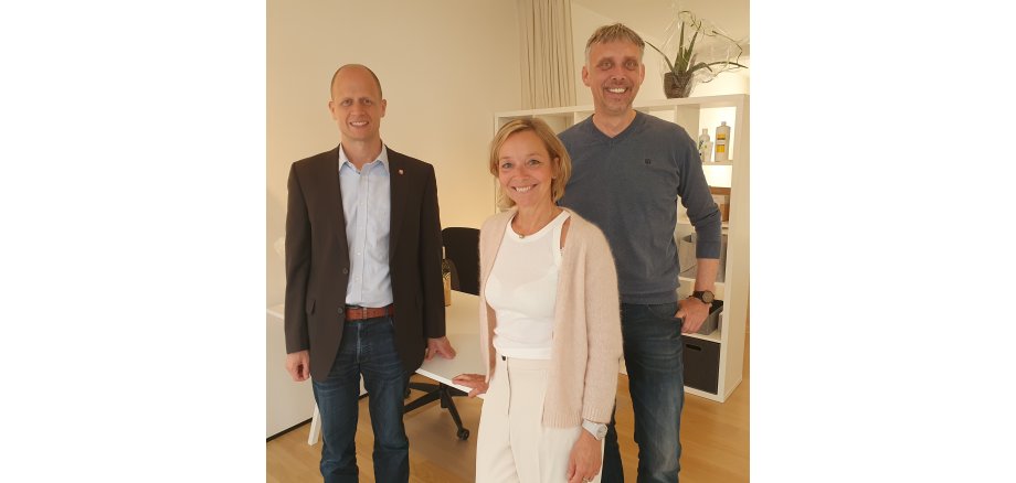 Bürgermeister Kai Louis, Heilpraktikerin Helga Engels und Stefan Otto, Vorsitzender des Gewerbe- und Verkehrsvereins in den neuen Räumlichkeiten