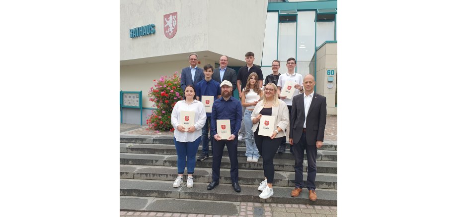 Bürgermeister Kai Louis (rechts), begrüßt gemeinsam mit Personalleiter Carsten Cordewener, Thomas Franken, Vertreter des Personalrates, und Ausbildungsvertreter Paul Heutz die neuen Nachwuchskräfte