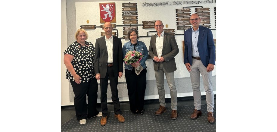 Daniela Schröders, Schulrätin des Kreises Heinsberg, Bürgermeister Kai Louis, Schulleiterin Sandra Peters, Erster Beigeordneter Michael Schmitz und Winfried Houben, Schul-, Kultur- und Sportamt