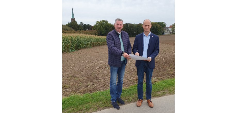 Bürgermeister Kai Louis und Ortsvorsteher Siegfried Jansen am zukünftigen Baugebiet Sittarder Straße