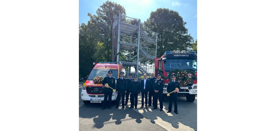 Feuerwehrfarzeuge, Vertreter der Feuerwehr, Bürgermeister Kai Louis