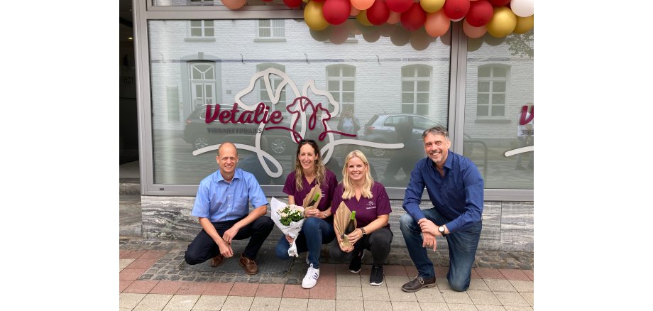 Bürgermeister Kai Louis, Dr. Verena Johann-vor-der-Brüggen, Natalie Lentzen und Stephan Otto, Vorsitzender des Gewerbe- und Verkehrsvereins vor der neuen Tierarztpraxis in Heinsbergs Innenstadt